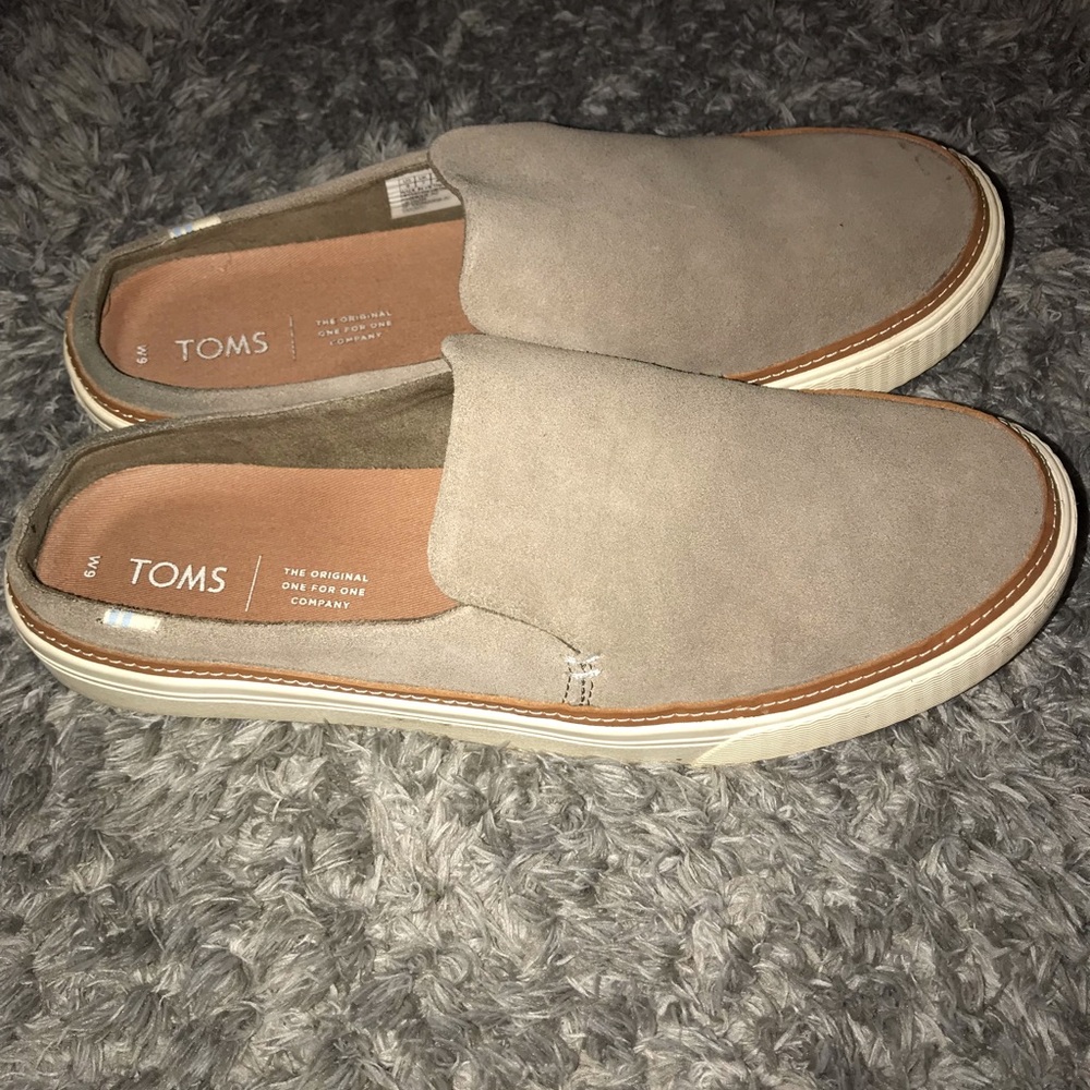 TOMS SLIP ON SHOES. Size 9. Like new!